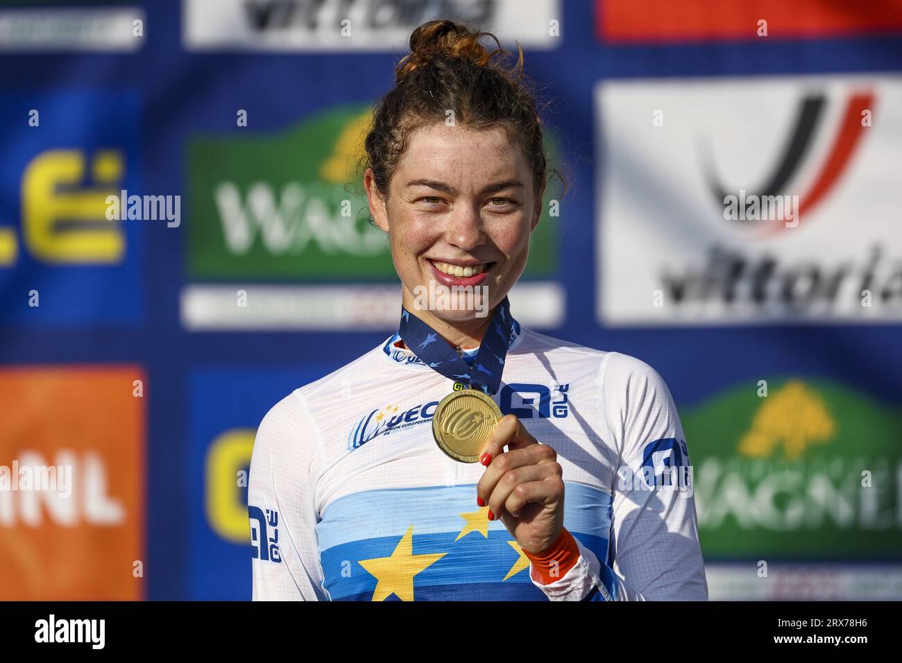 WIJSTER - Gewinnerin Mischa Bredewold während der Zeremonie, nachdem sie das Rennen für Frauen-Elite bei den Europameisterschaften auf dem Col du VAM (VAM-berg) in Midden-Drenthe, Niederlande, am 23. September 2023 gewonnen hatte. ANP VINCENT JANNINK Stockfoto