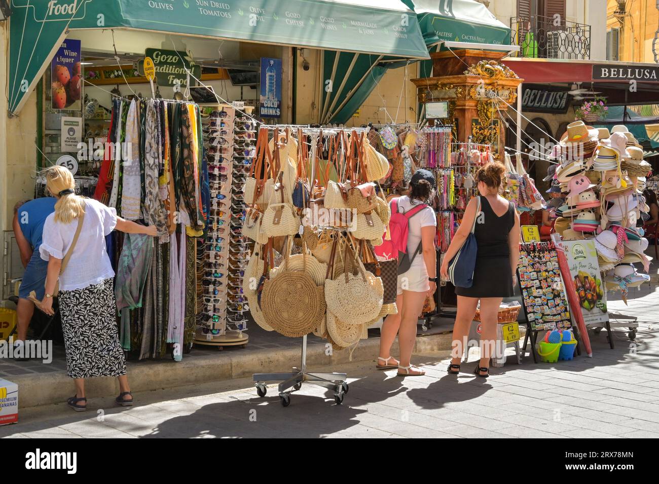 Fontana, Gozo, Malta - 5. August 2023: Besucher der Insel Gozo auf Malta, die Souvenirgeschenke suchen Stockfoto