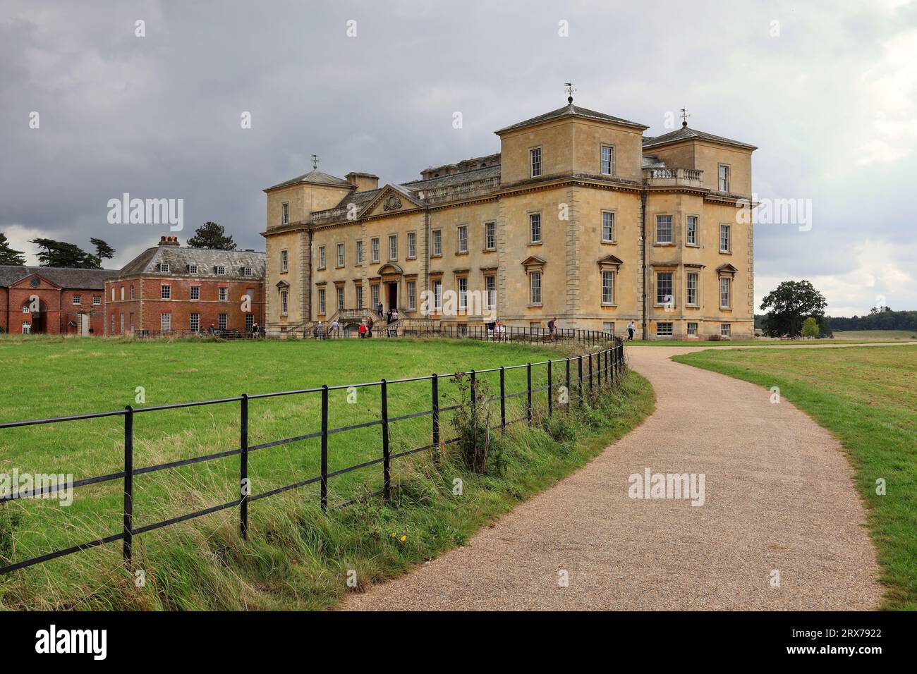 Die Strecke führt zum Croome Court in Gloucestershire, einem stateley Home in der englischen Landschaft Stockfoto