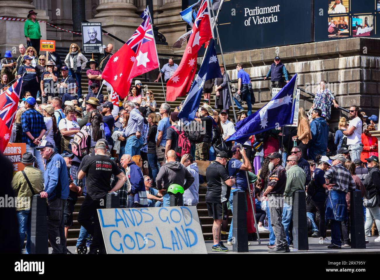 Melbourne, Australien. September 2023. Aktivisten sahen, wie sie sich auf den Stufen des Parlamentsgebäudes mit Flaggen während der „No to the Voice“-Kundgebung in Melbourne, Victoria, versammelten. Hunderte von Viktorianern versammelten sich, um die ABLEHNUNG des Referendums über die australische indigene Stimme 2023 zu unterstützen, das Australier am 14. Oktober 2023 zu den Wahlurnen bringen sollte. (Foto: Alexander Bogatyrev/SOPA Images/SIPA USA) Credit: SIPA USA/Alamy Live News Stockfoto