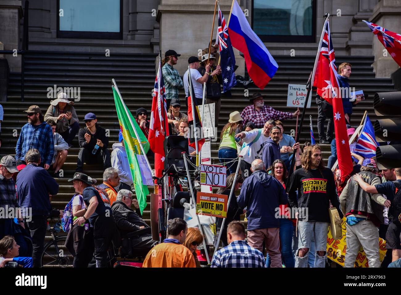 Melbourne, Australien. September 2023. Aktivisten sahen, wie sie sich auf den Stufen des Parlamentshauses mit Fahnen und Plakaten während der „No to the Voice“-Kundgebung in Melbourne, Victoria, versammelten. Hunderte von Viktorianern versammelten sich, um die ABLEHNUNG des Referendums über die australische indigene Stimme 2023 zu unterstützen, das Australier am 14. Oktober 2023 zu den Wahlurnen bringen sollte. (Foto: Alexander Bogatyrev/SOPA Images/SIPA USA) Credit: SIPA USA/Alamy Live News Stockfoto