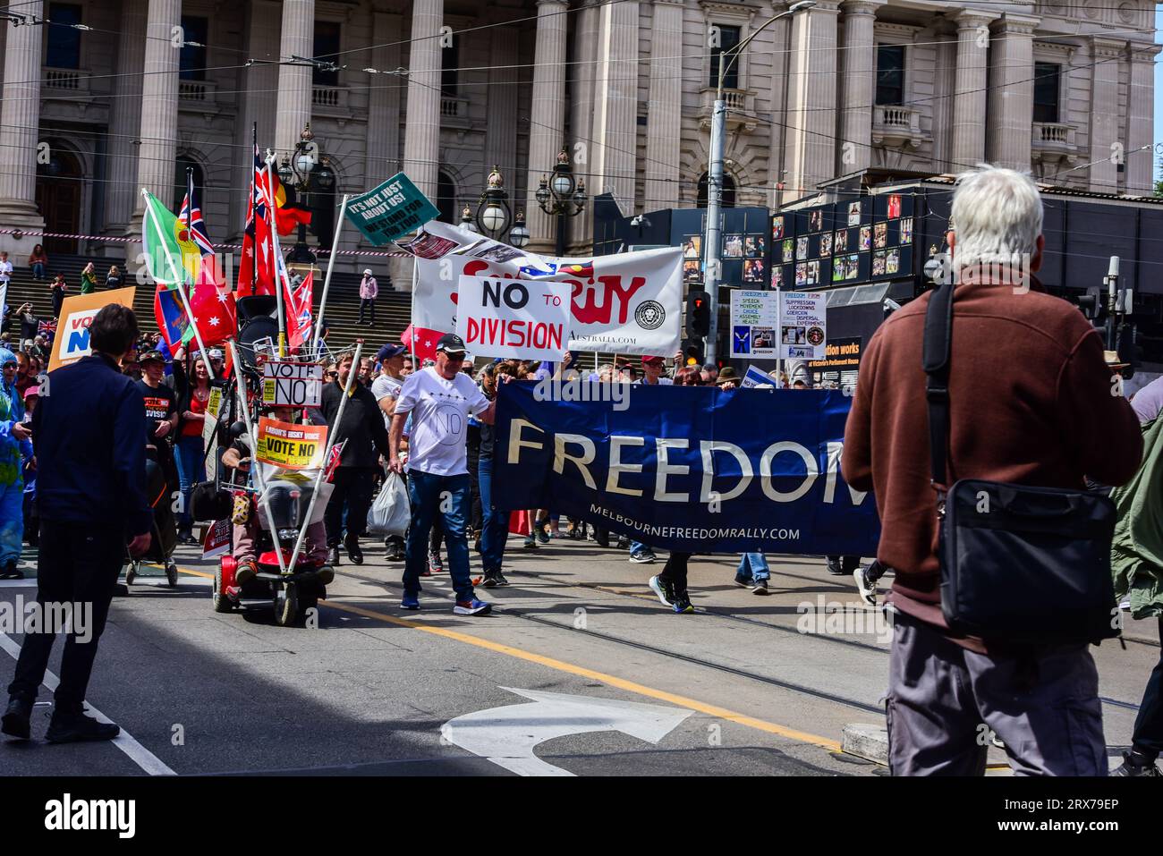 Melbourne, Australien. September 2023. Aktivisten mit Flaggen und Bannern, die während der „No to the Voice“-Kundgebung in Melbourne, Victoria, die Bourke Street im Geschäftsviertel von Melbourne entlangmarschieren sehen. Hunderte von Viktorianern versammelten sich, um die ABLEHNUNG des Referendums über die australische indigene Stimme 2023 zu unterstützen, das Australier am 14. Oktober 2023 zu den Wahlurnen bringen sollte. (Foto: Alexander Bogatyrev/SOPA Images/SIPA USA) Credit: SIPA USA/Alamy Live News Stockfoto