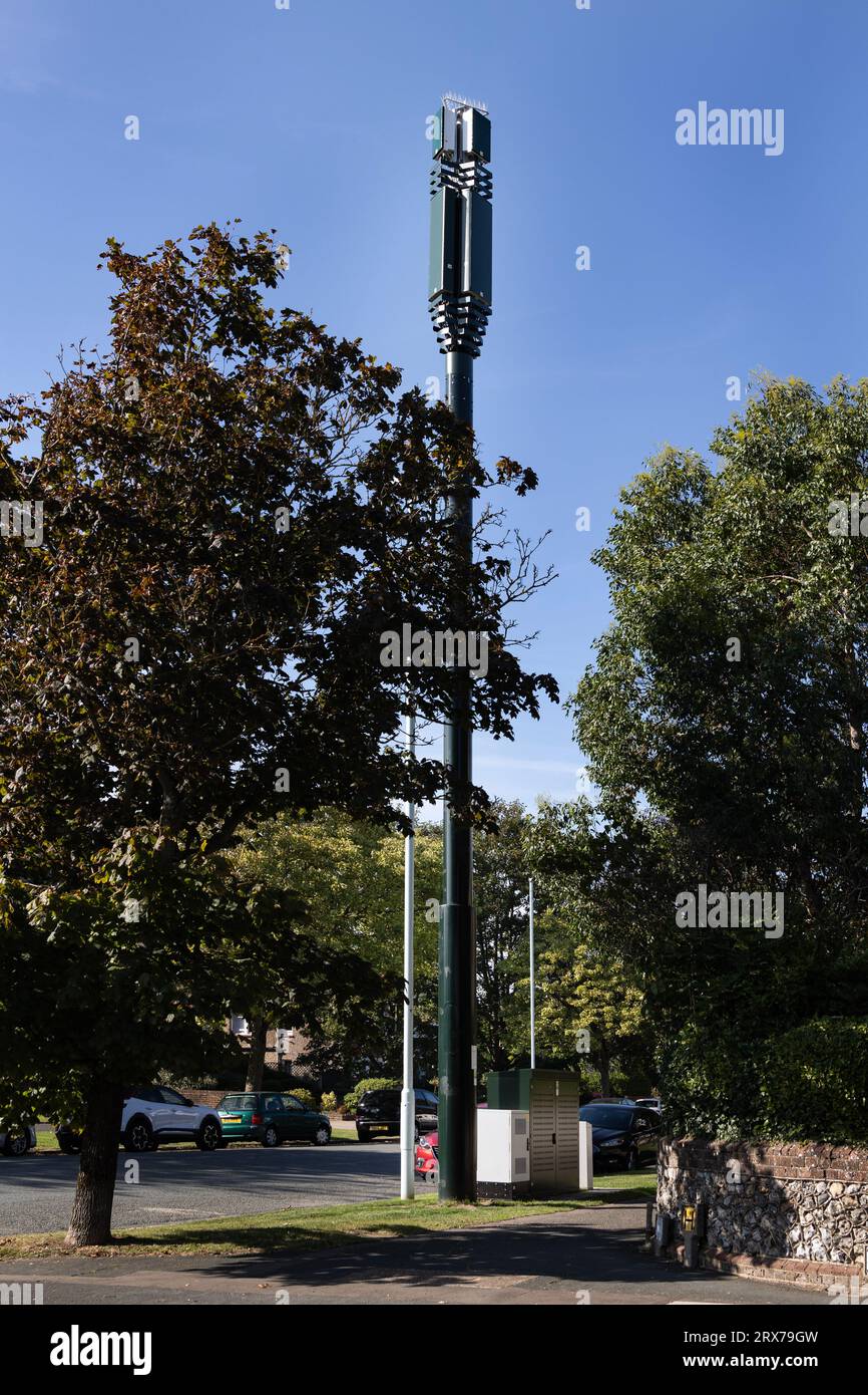 5G-Mobilfunkmast in einer städtischen Umgebung, Worthing, West Sussex Stockfoto
