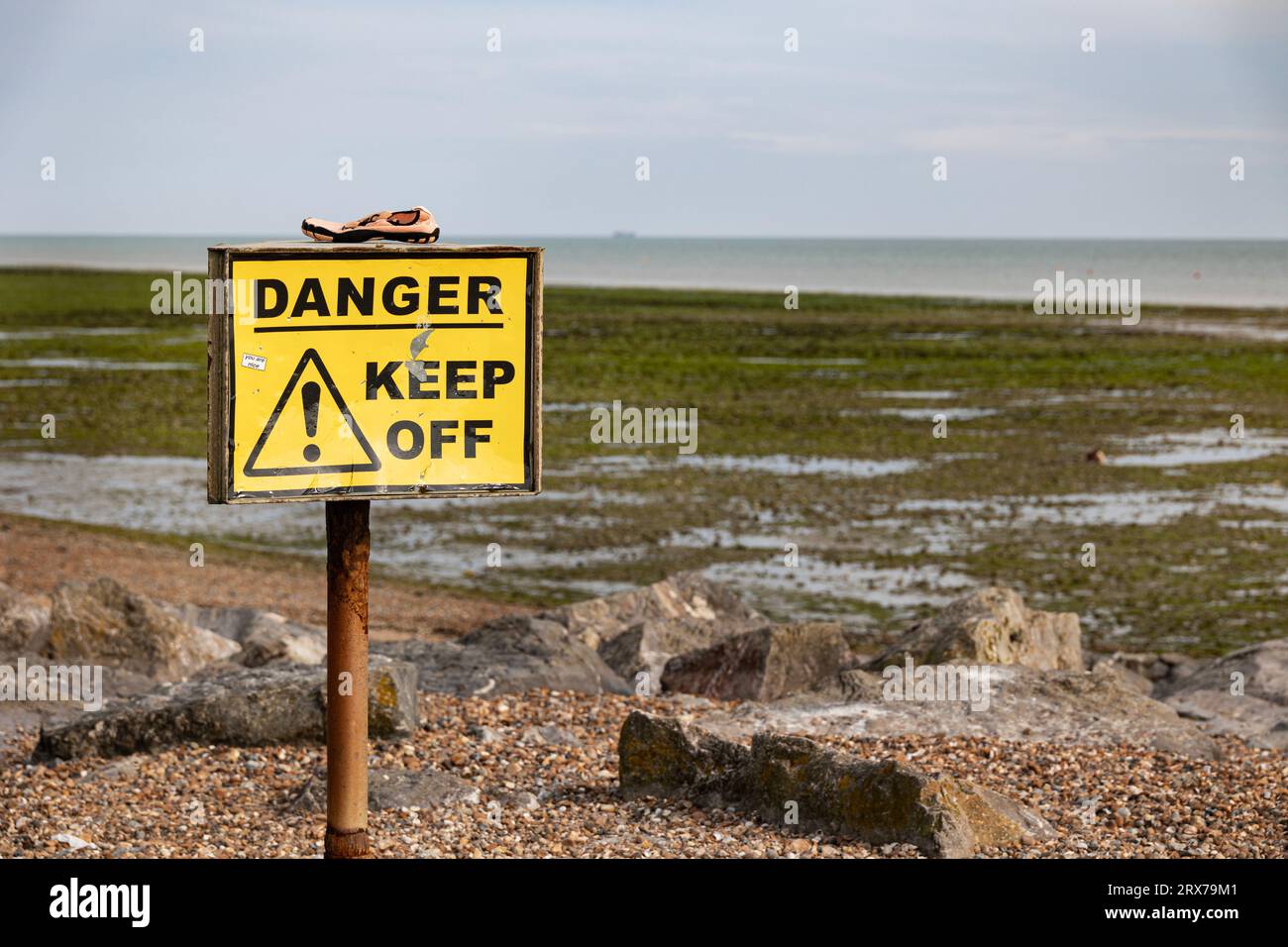 Verlorener Schuh auf dem Schild „Gefahr halten ab“ in Worthing Beach, West Sussex Stockfoto Verlorener Schuh auf dem Schild „Gefahr halten ab“ in Worthing Beach, West Sussex Stockfoto