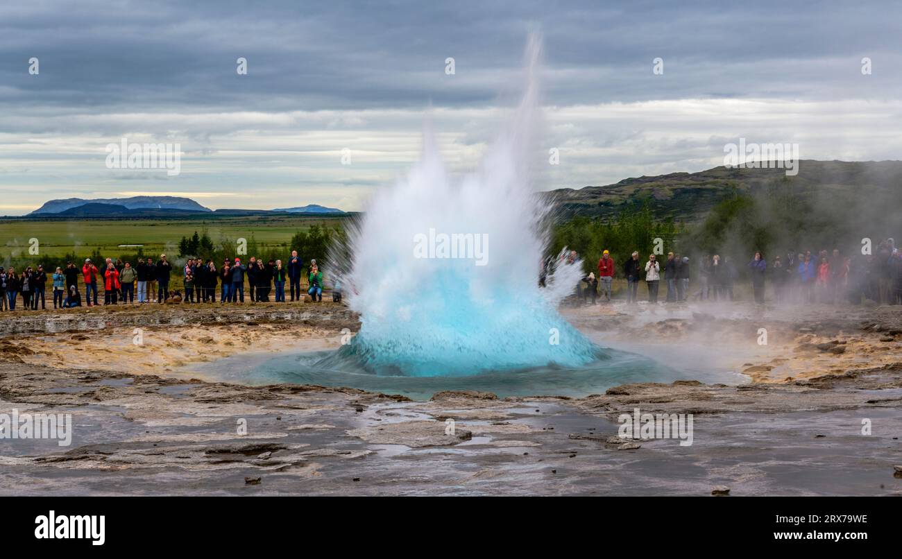 HAUKADALUR, ISLAND - 17. AUGUST 2023: Strokkur Geysir während einer Eruption Stockfoto