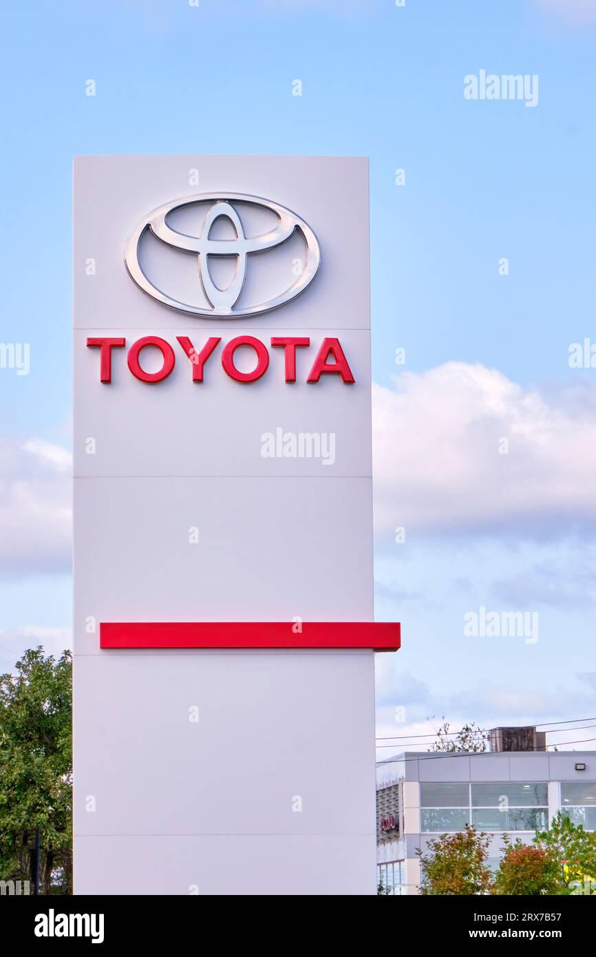 Schild bei einem Toyota-Händler vor Ort, fotografiert im Hochformat. Stockfoto