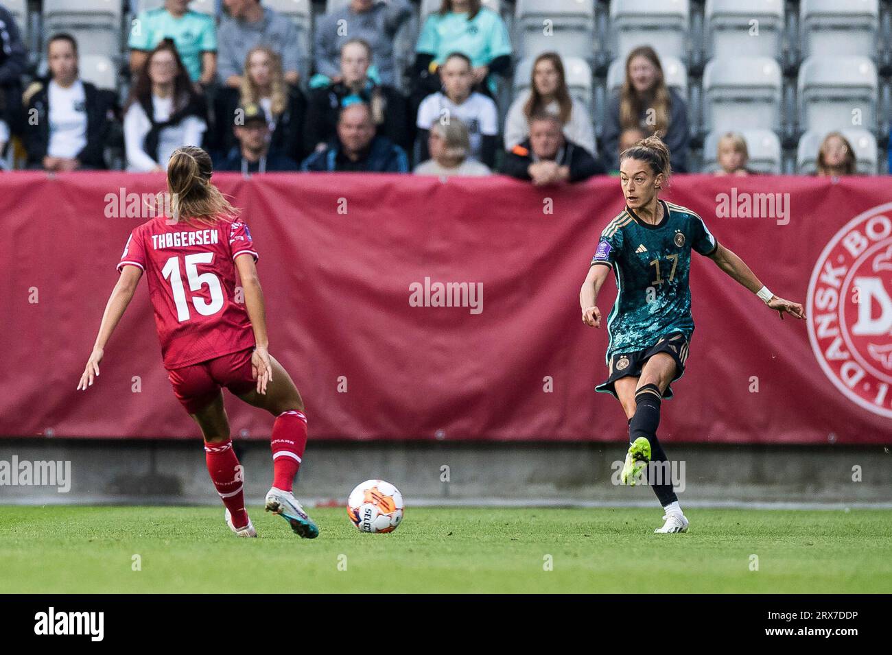 Frederikke Thogersen (Daenemark, #15), Felicitas Rauch (Deutschland, #17) UEFA Women?s Nations League: Daenemark - Deutschland, Viborg, Energi Viborg Arena am 22.09.2023 Stockfoto