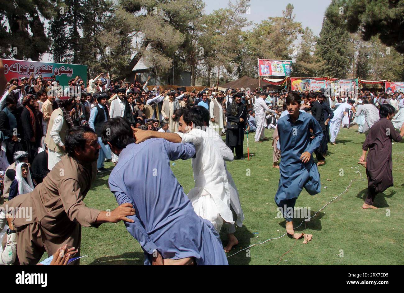 Mitglieder der Pashtun Community führen traditionellen Tanz auf, während sie am Samstag, den 23. September 2023, anlässlich des Pashtun Culture Day im Metropolitan Corporation Park in Quetta eine Festvorführung abhalten. Quelle: Pakistan Press International (PPI)/Alamy Live News Stockfoto