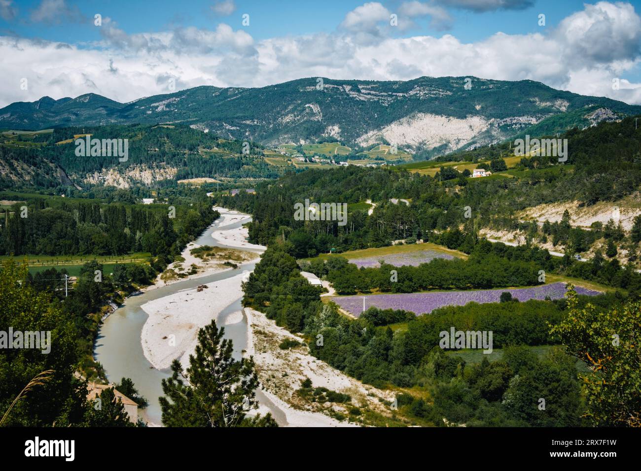 Blick auf den Fluss Drome, ein Lavendelfeld und die Vercors Bergkette von der Burg Pontaix in Drome, Südfrankreich Stockfoto