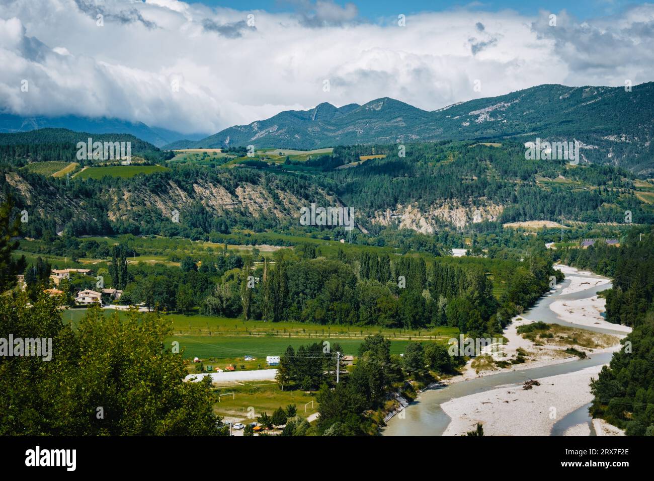 Blick auf den Fluss Drome, die Landschaft und die Vercors Bergkette von der Burg Pontaix in Drome, Südfrankreich Stockfoto