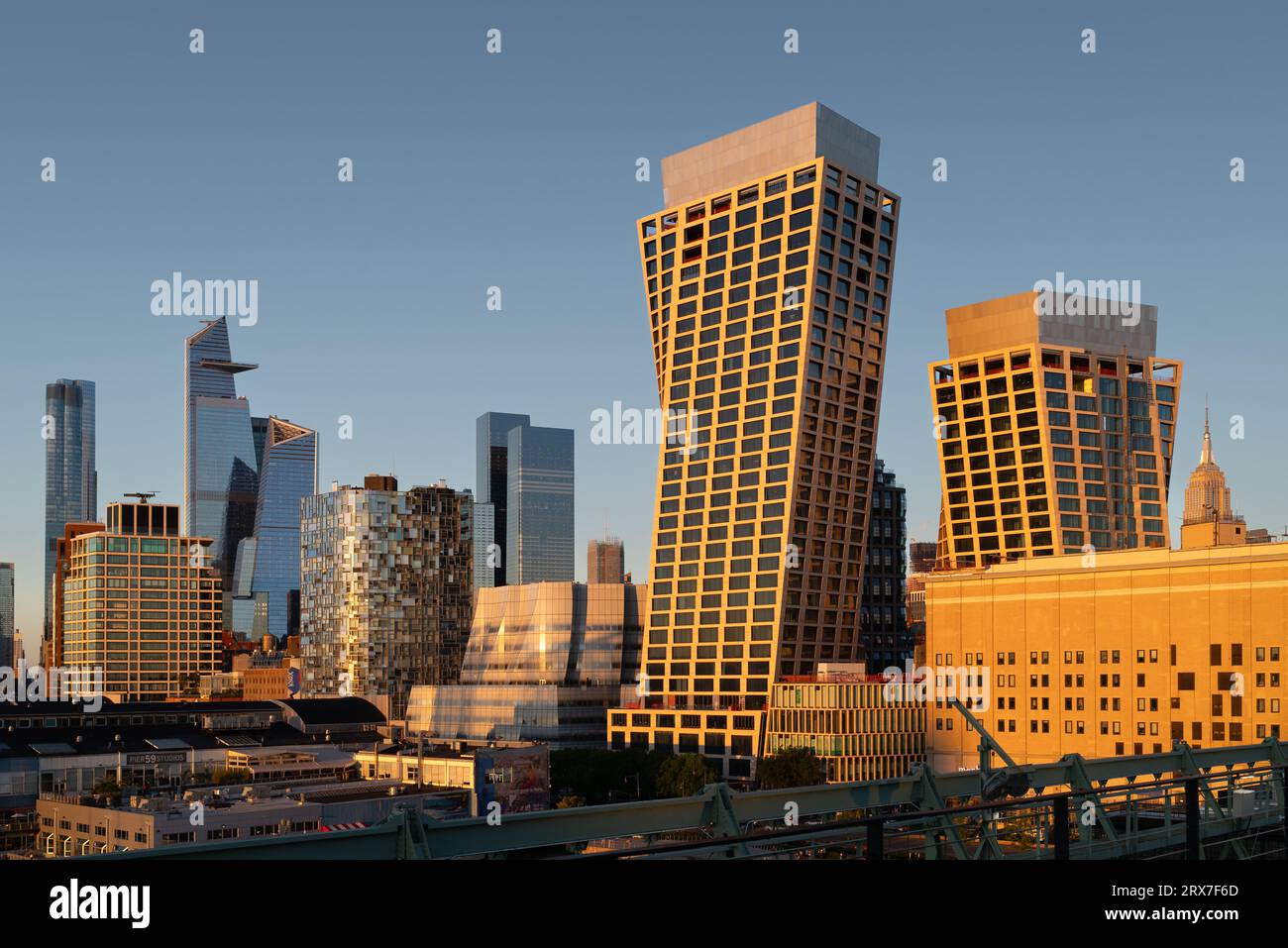 New York City, Manhattan Landschaft mit einzigartigen Formen Gebäude namens Hell's Kitchen. Pier 88 im Vordergrund. Stockfoto