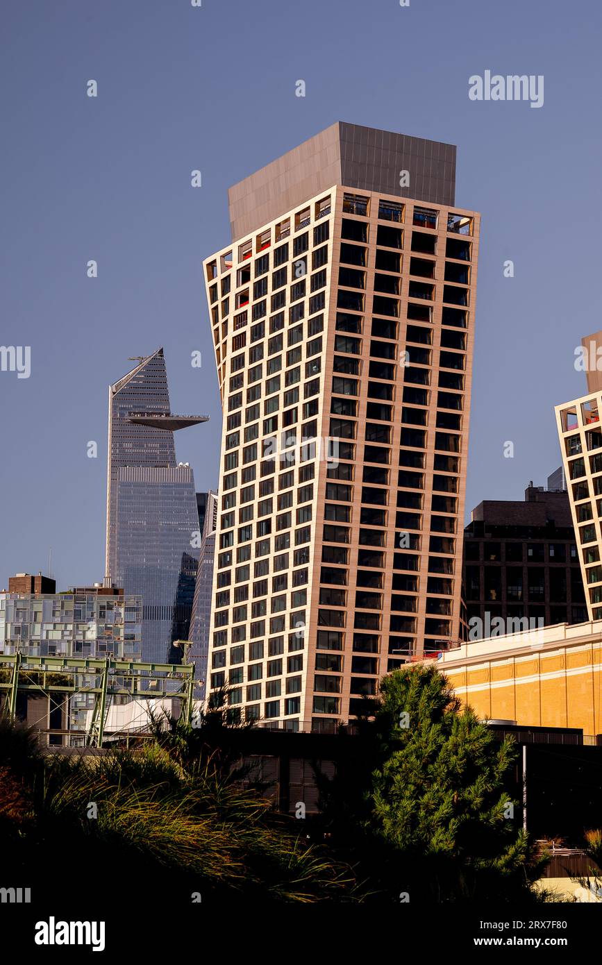 New York City, Manhattan Landschaft mit einzigartigen Formen Gebäude namens Hell's Kitchen. Pier 88 im Vordergrund. Stockfoto