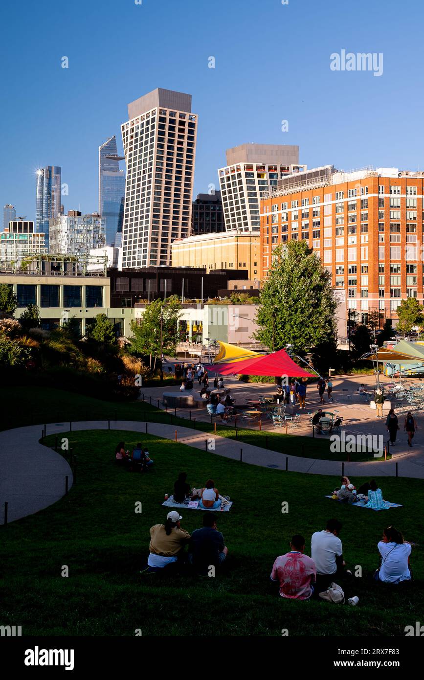 New York City, Manhattan Landschaft mit einzigartigen Formen Gebäude namens Hell's Kitchen. Pier 88 im Vordergrund. Stockfoto