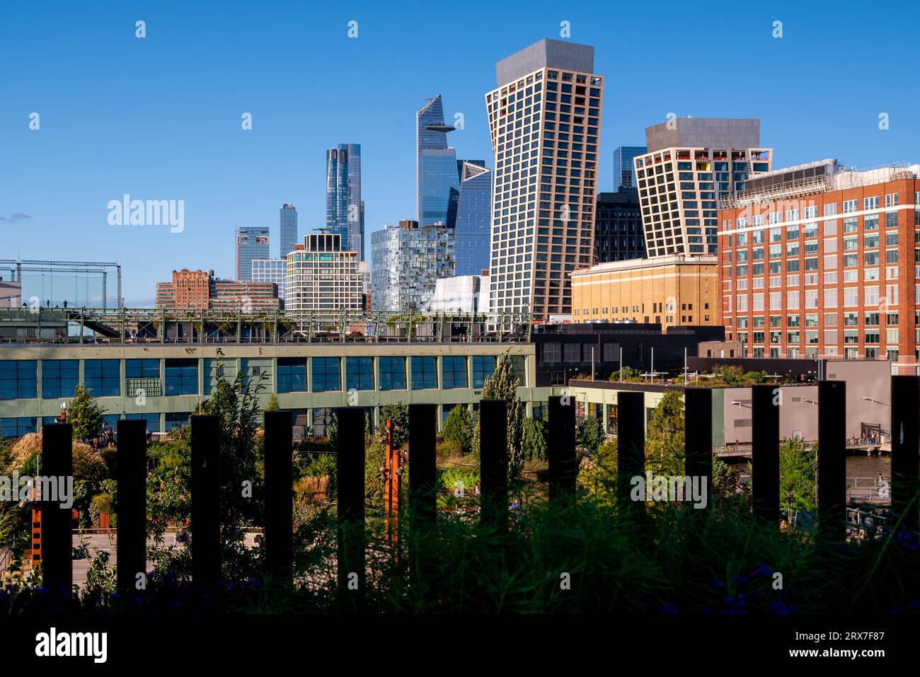 New York City, Manhattan Landschaft mit einzigartigen Formen Gebäude namens Hell's Kitchen. Pier 88 im Vordergrund. Stockfoto
