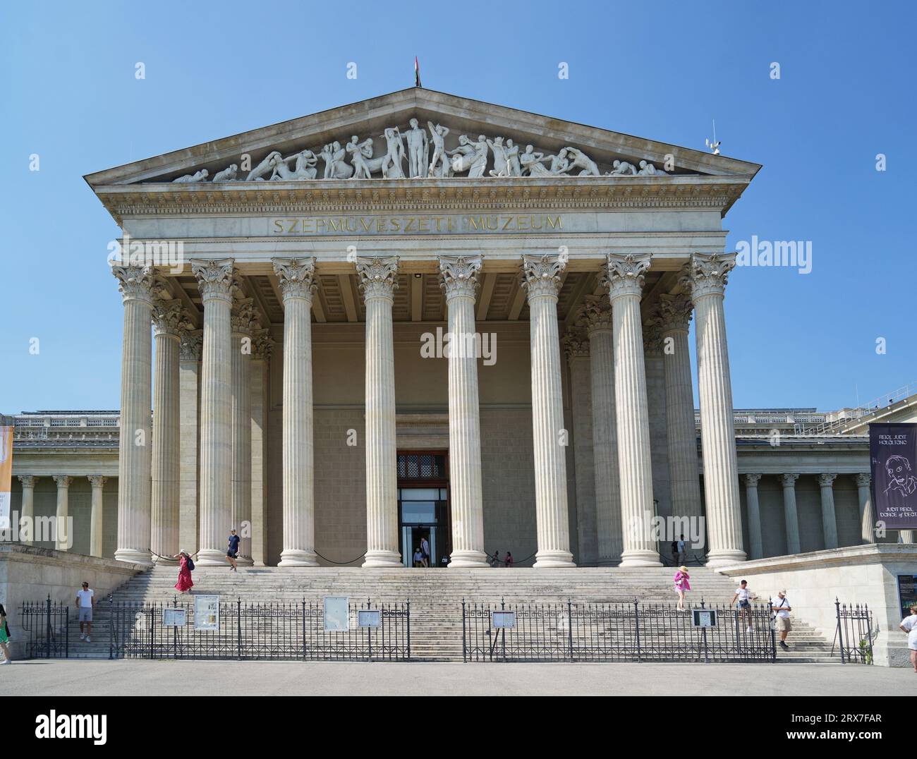 Budapest, Ungarn - 22. August 2023: Klassische Fassade des Kunstmuseums Stockfoto