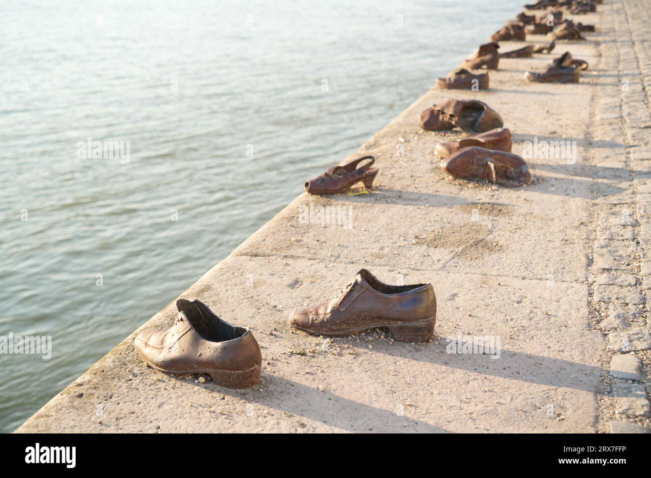 Budapest, Ungarn / 22. August 2023: Alte rostige Metallschuhe auf der Brüstung des Donaudamms in Budapest, Ungarn. Denkmal für die Opfer Stockfoto