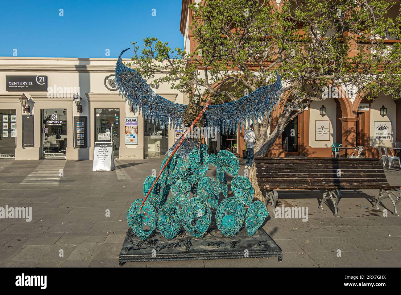 San Jose del Cabo Centro, Mexiko - 16. Juli 2023: Großaufnahme, riesige Adlerstatue auf beweglicher Plattform am zentralen Platz. Immobilien, Bar, Restaurant Stockfoto