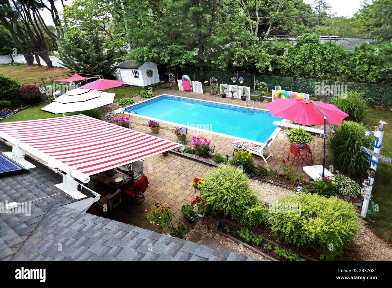 Hinterhof, Pool und Terrasse, Long Island, NY Stockfoto