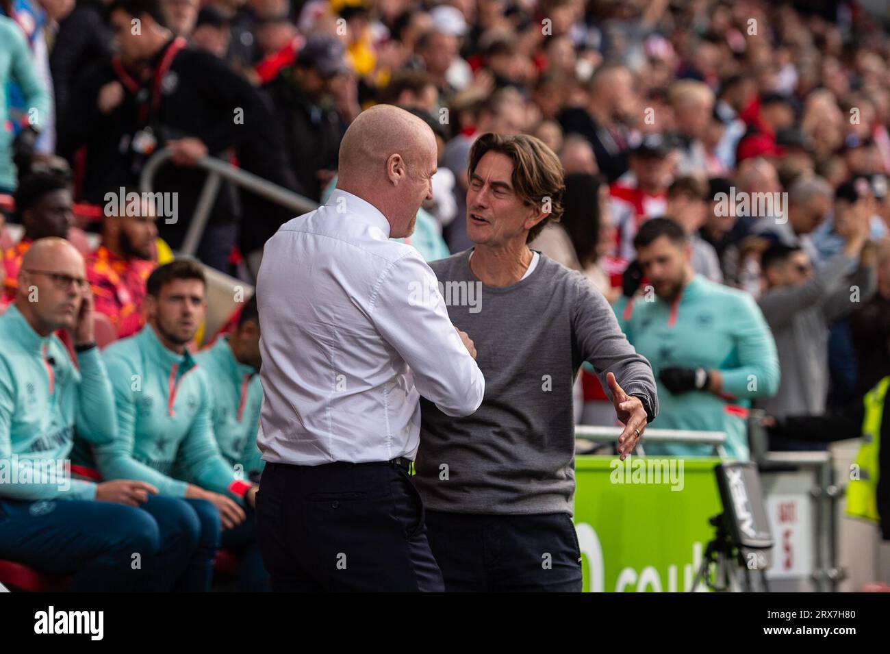 London, England am 23. September 2023. Sean Dyche, Manager von Everton (links) und Thomas Frank, Manager von Brentford, schütteln die Hände vor dem Spiel der Premier League zwischen Brentford und Everton im Gtech Community Stadium, London, England am 23. September 2023. Foto von Grant Winter. Nur redaktionelle Verwendung, Lizenz für kommerzielle Nutzung erforderlich. Keine Verwendung bei Wetten, Spielen oder Veröffentlichungen eines einzelnen Vereins/einer Liga/eines einzelnen Spielers. Credit: UK Sports Pics Ltd/Alamy Live News Stockfoto