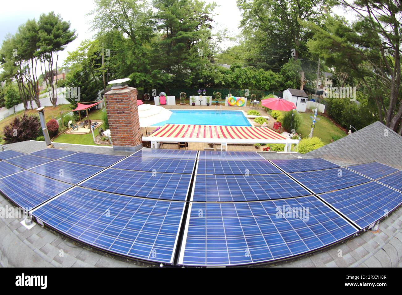 Hinterhof-Inround-Pool und Terrasse und Sonnendach-Solarzellen Stockfoto