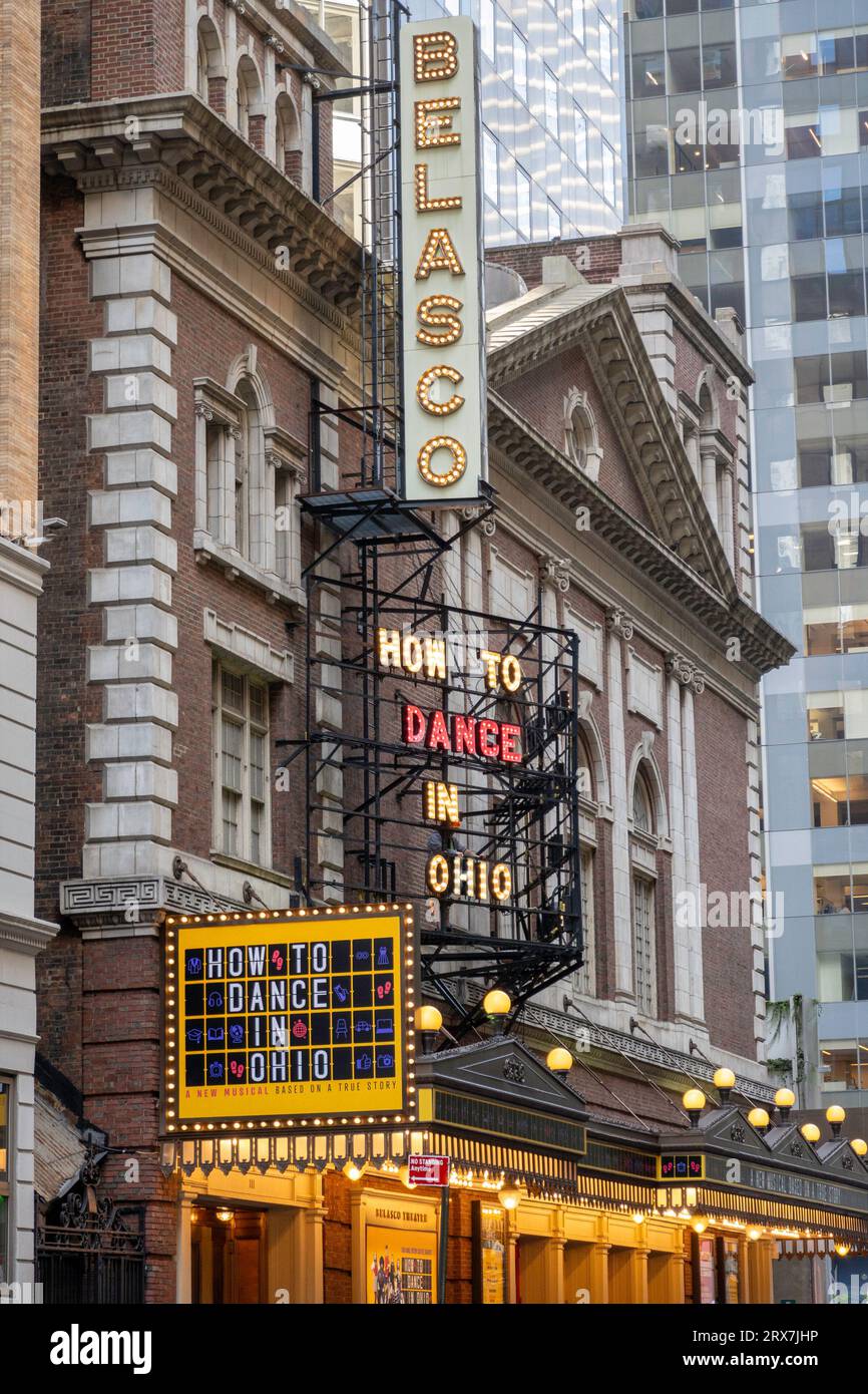 Belasco Theatre Advert mit „How to Dance in Ohio“, New York City, USA 2023 Stockfoto