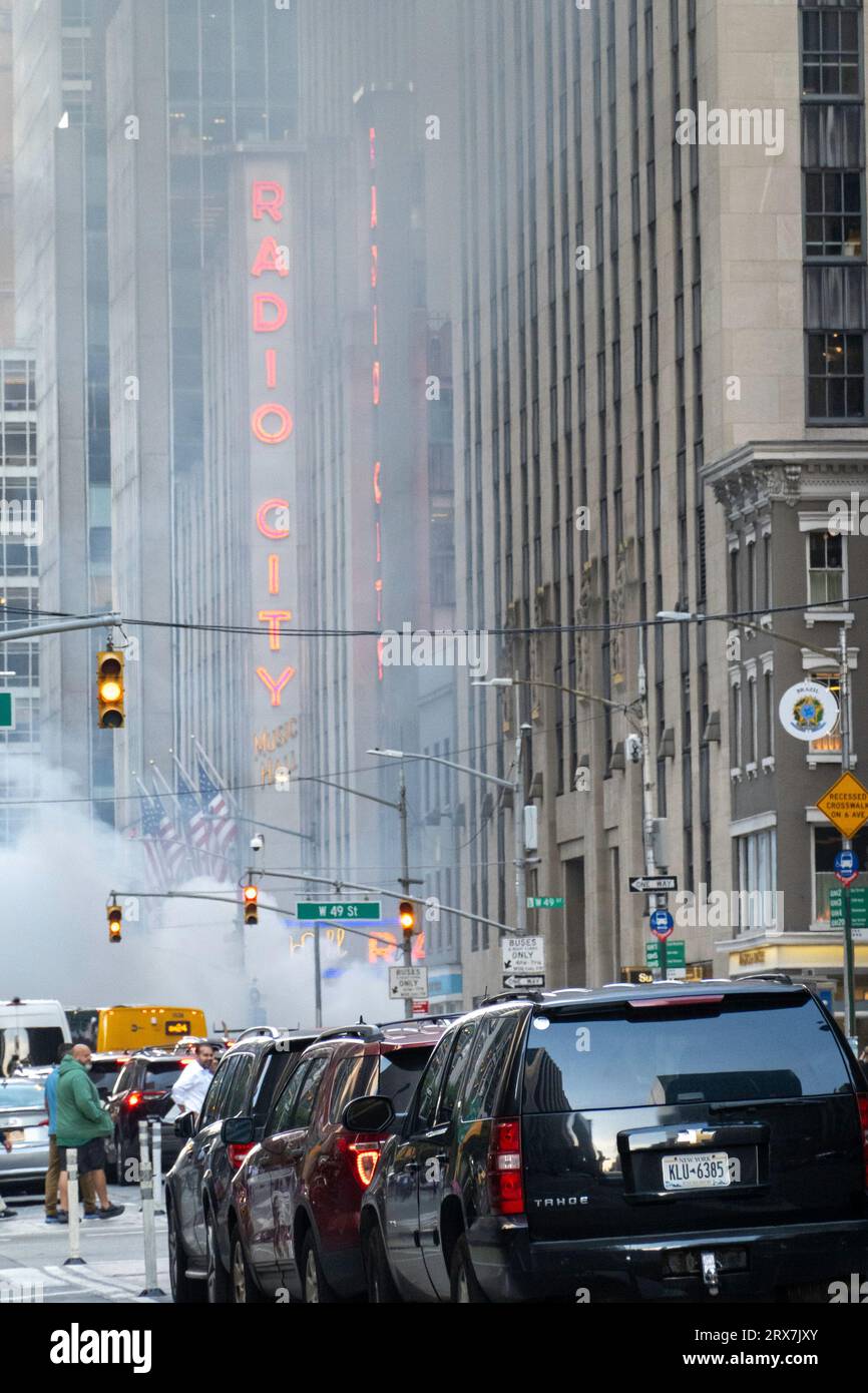 Der Verkehr kommt zum Stillstand, als ein Brand in Midtown Manhattan, 21. September 2023, New York City, USA, ausbrach Stockfoto