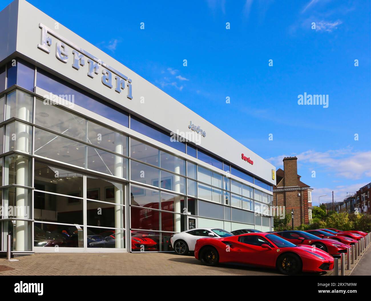 Jardine Ferrari Händler mit geparkten Ferraris auf dem Vorplatz Sevenoaks Kent England Großbritannien Stockfoto