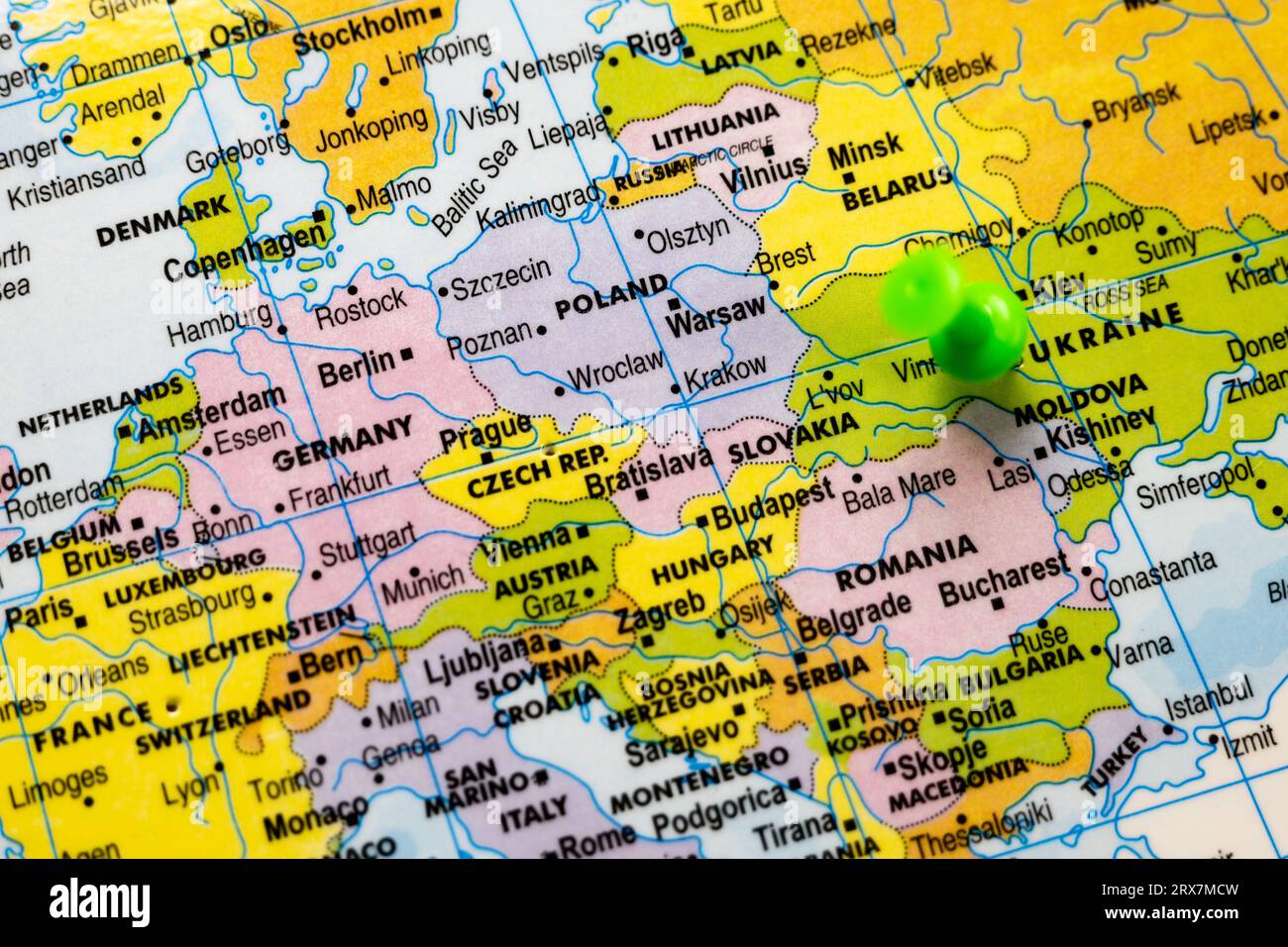 Dieses Stockbild zeigt den Standort der Ukraine auf einer Weltkarte Stockfoto