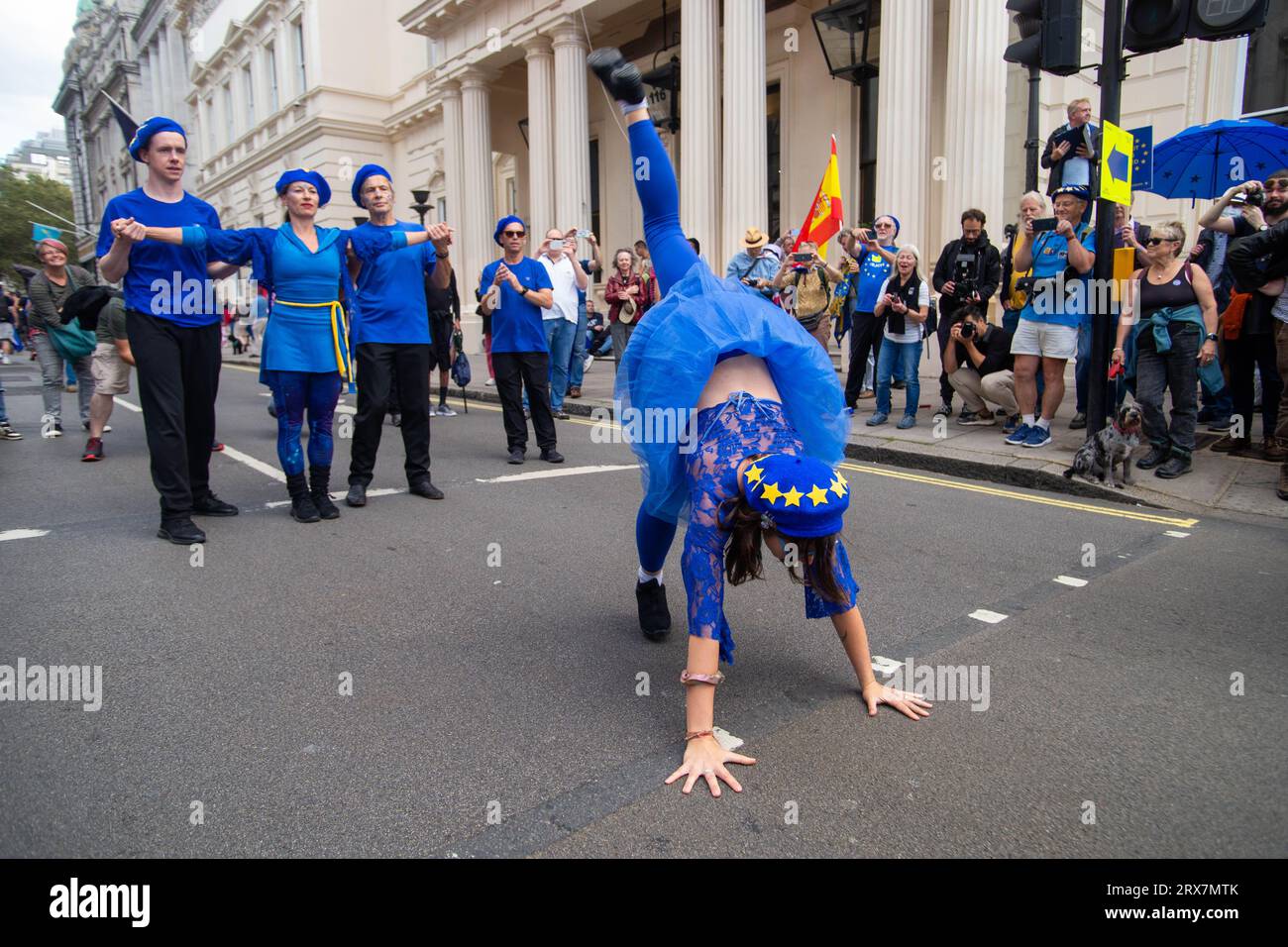 London, Großbritannien. September 2023. Interpretativer, zeitgenössischer Tanz. Der nationale Wiederantritt des Marsches in Central London protestiert gegen den Brexit. Remainers, die sich für die EU einsetzen, treffen sich in London, um vom Hyde Park über die Pall Mall zum Parliament Square zu marschieren, wo Terry Reintke, AC Grayling, Femi Ouwole, Steve Bray, Richard Corbett und Gina Miller und andere sprachen. Quelle: Peter Hogan/Alamy Live News Stockfoto