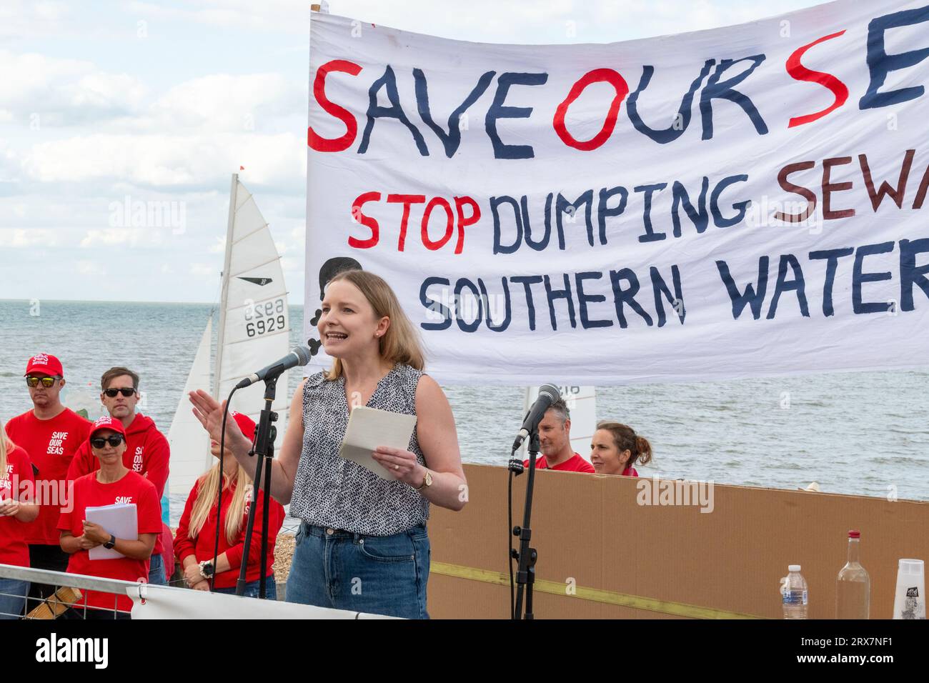 Cat Hobbs, der Gründer von We Own IT, spricht bei einem SOS Whitstable Protest über die Freisetzung von Abwasser in das Meer durch Southern Water. Stockfoto