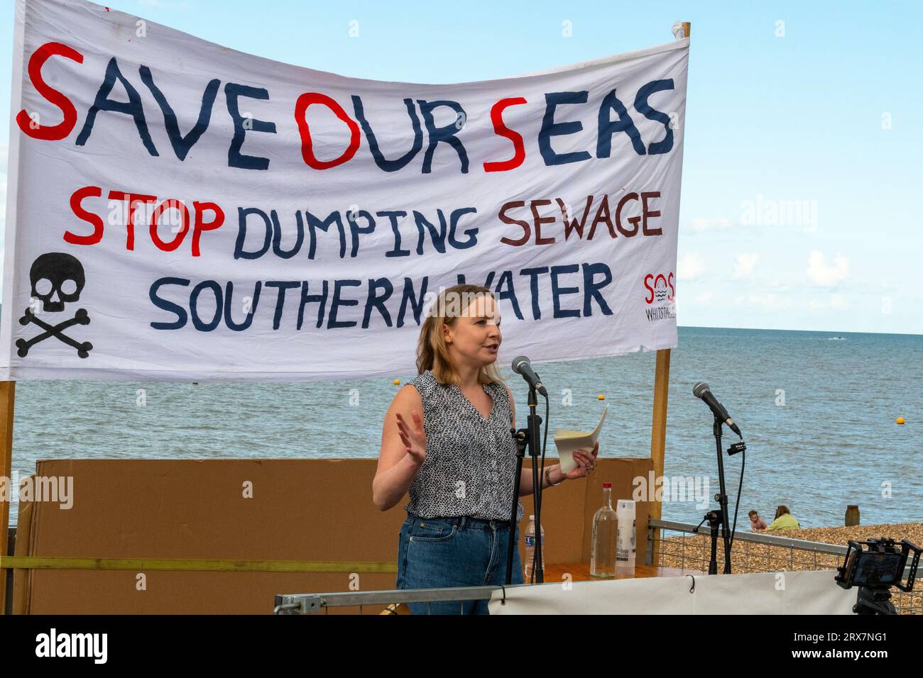 Cat Hobbs, der Gründer von We Own IT, spricht bei einem SOS Whitstable Protest über die Freisetzung von Abwasser in das Meer durch Southern Water. Stockfoto