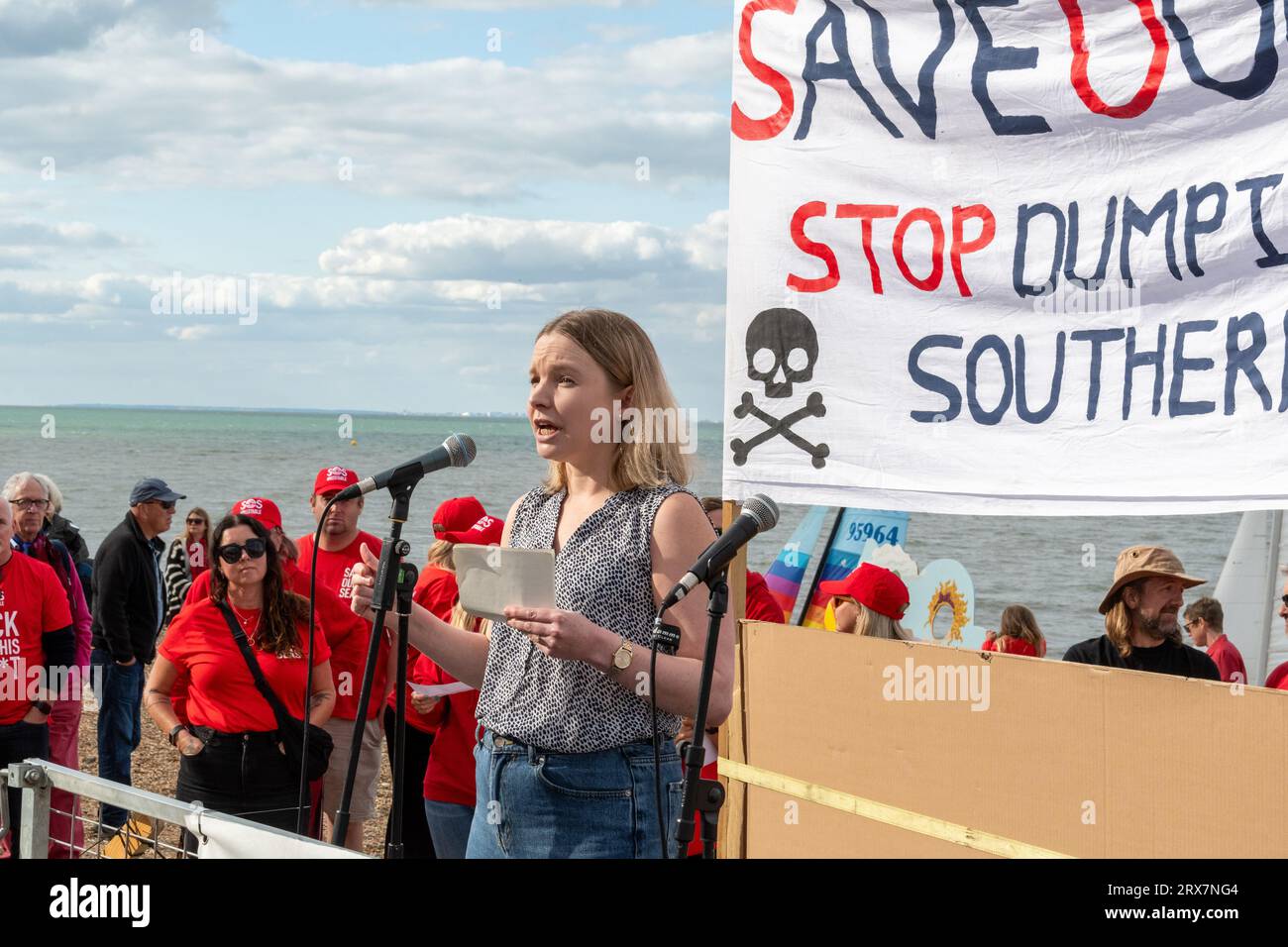 Cat Hobbs, der Gründer von We Own IT, spricht bei einem SOS Whitstable Protest über die Freisetzung von Abwasser in das Meer durch Southern Water. Stockfoto