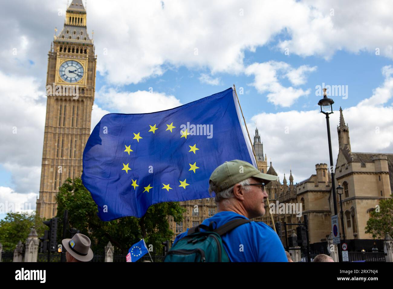 London, Großbritannien. September 2023. Ein Aktivist hält während der Demonstration eine EU-Flagge. Die Demonstration des National Re Join March (NRM) fand im Londoner Zentrum statt. NRM ist eine direkte Aktionsgruppe, um das Vereinigte Königreich dazu zu bringen, wieder der EU beizutreten. Quelle: SOPA Images Limited/Alamy Live News Stockfoto