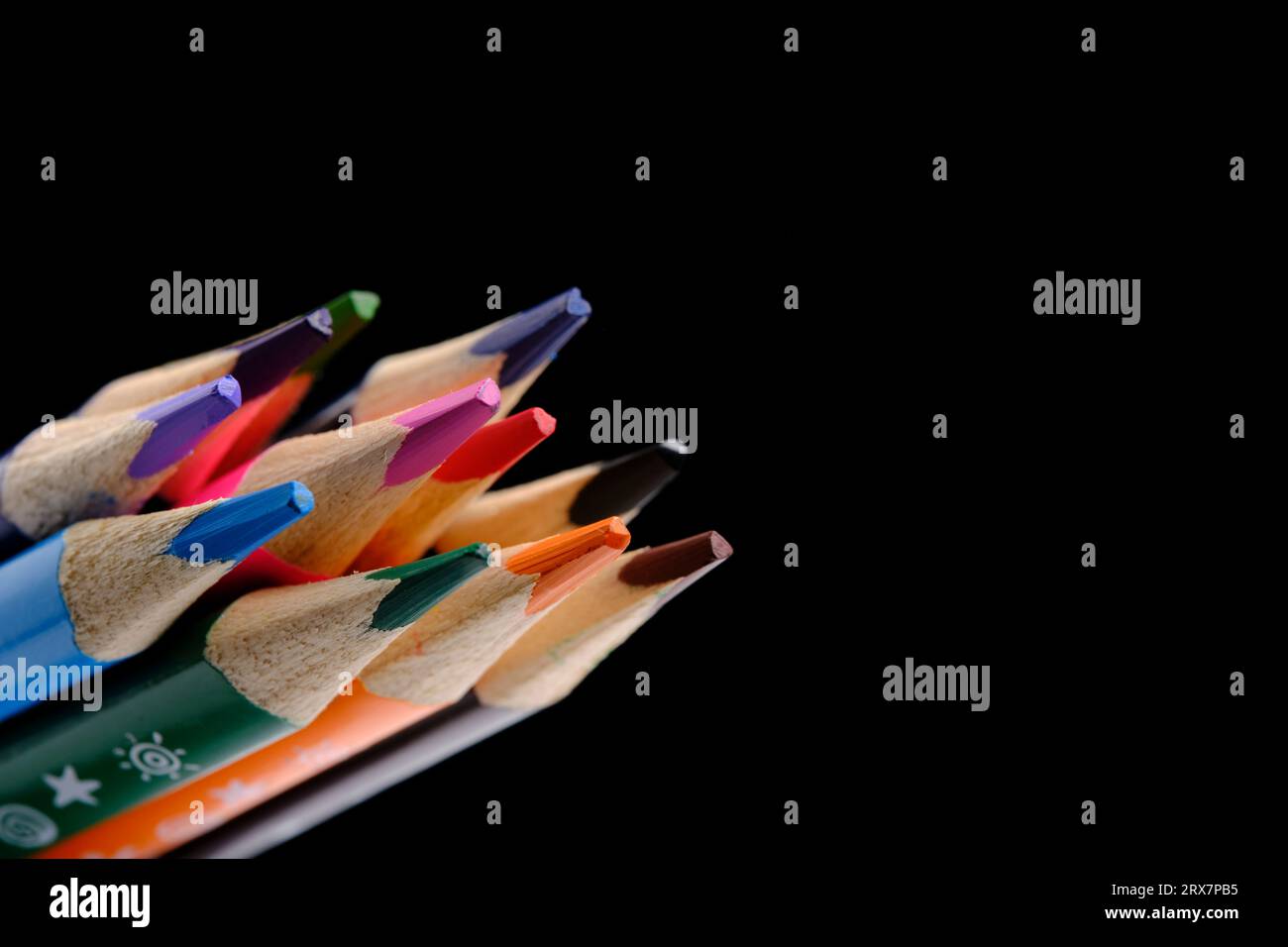 Set aus farbigen Bleistiften mit schwarzem Hintergrund Stockfoto