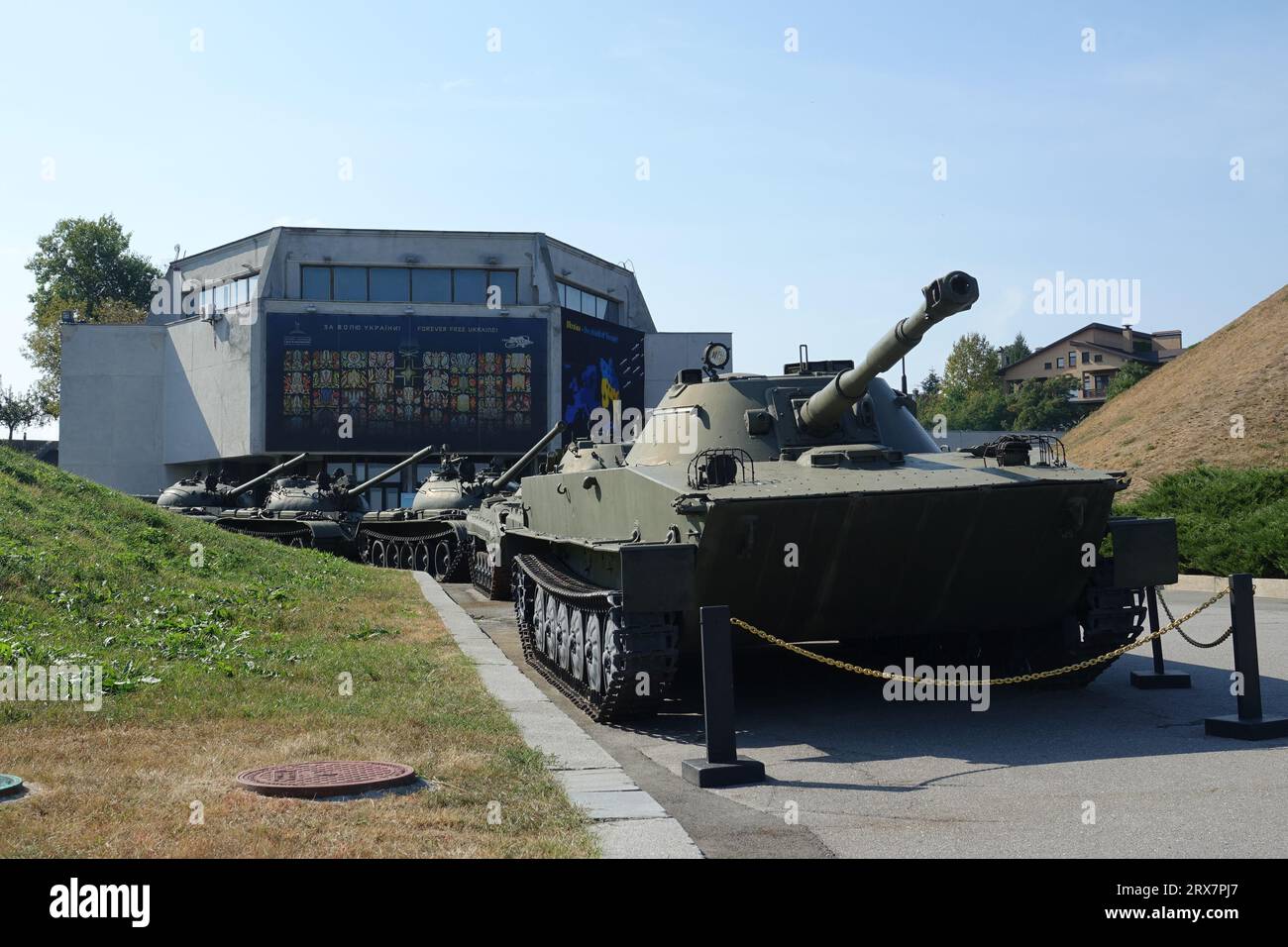 Kiew, Ukraine. September 2023. Historische Panzer befinden sich vor dem Museum für lokale Konflikte in der ukrainischen Hauptstadt Kiew. Die Ukraine hat eine russische Invasion seit Februar 2022 abgewehrt. Quelle: Friedemann Kohler/dpa/Alamy Live News Stockfoto