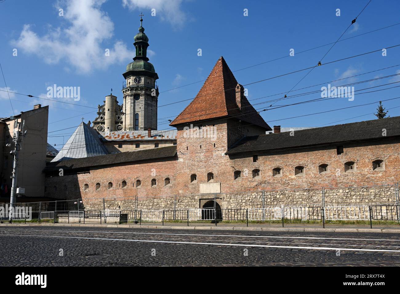 Hlyniany-Tor und Bernardinerkloster und Kirche in der Stadt Lemberg, Ukraine. Stockfoto