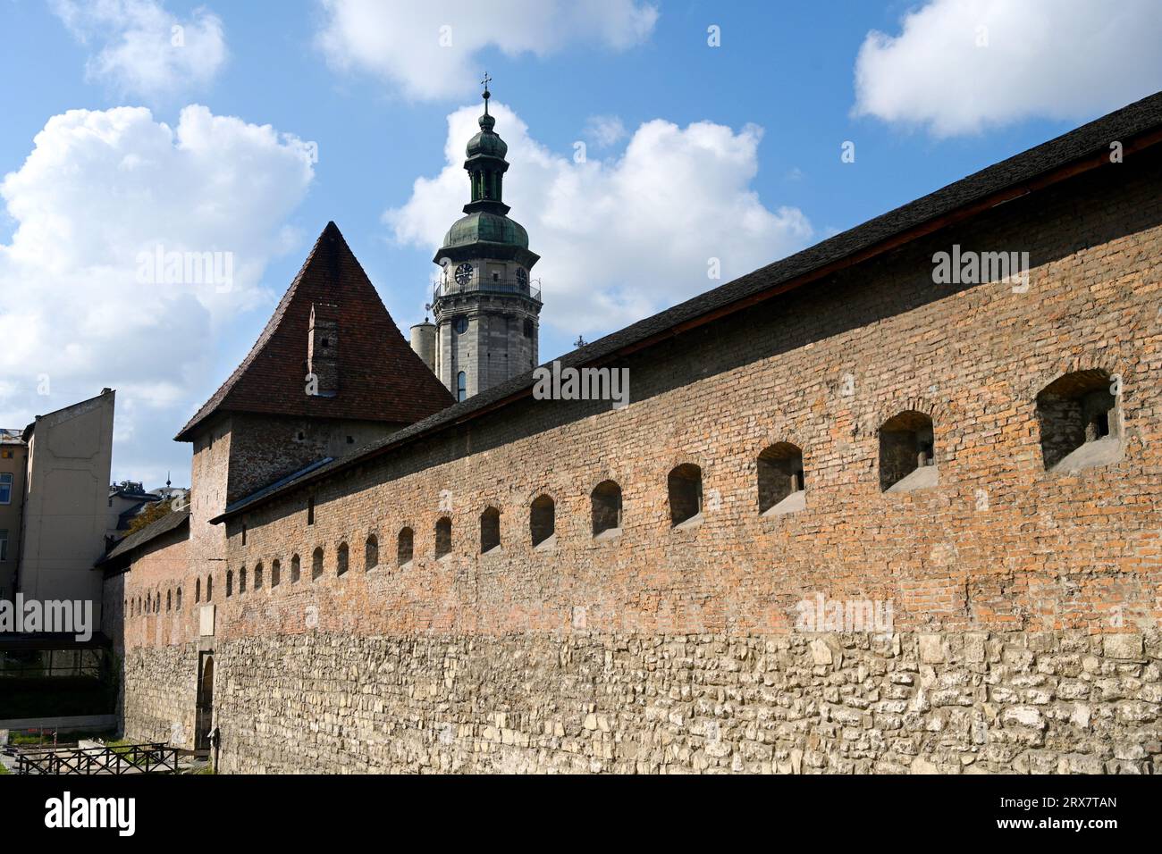Hlyniany-Tor und Bernardinerkloster und Kirche in der Stadt Lemberg, Ukraine. Stockfoto