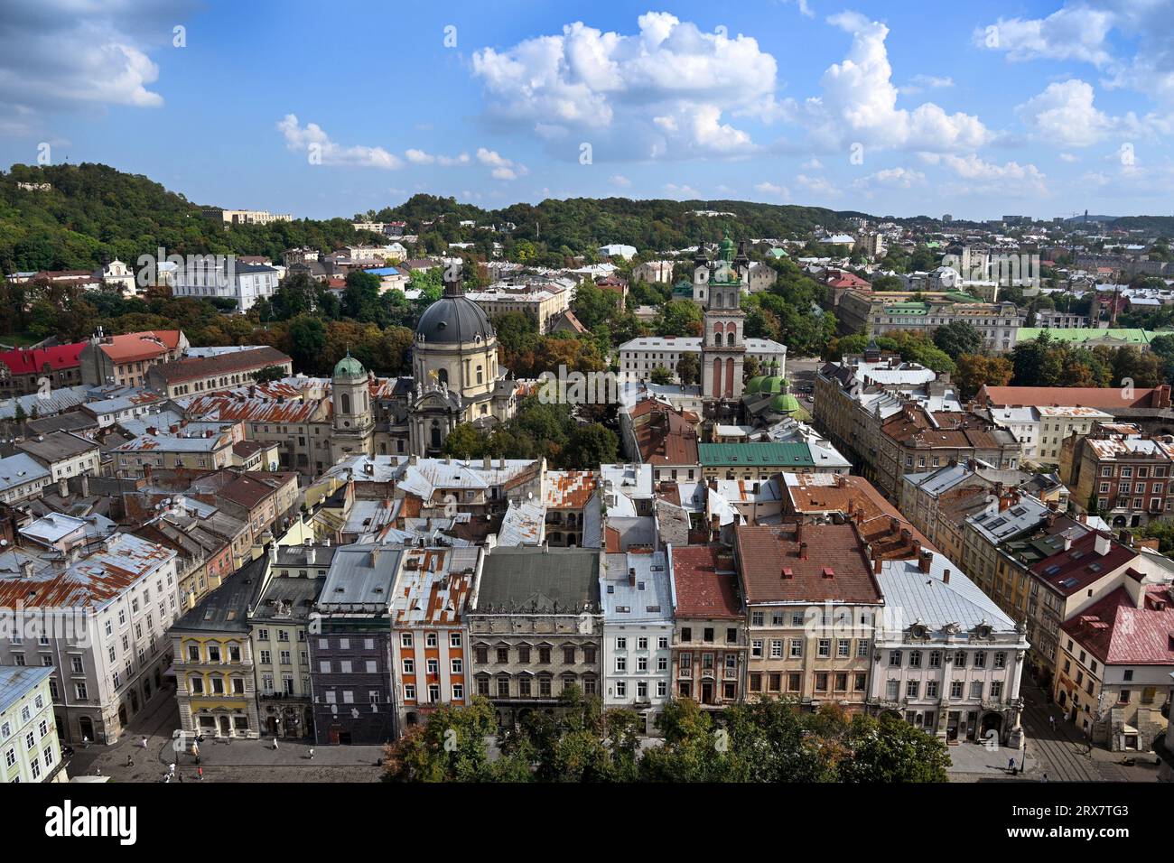 Dominikanische Kirche, heute griechisch-katholische Kirche der Heiligen Eucharistie (L) und Korniakta Glockenturm der Himmelfahrt Kirche (R) in der Stadt Lemberg, Ukraine. Stockfoto