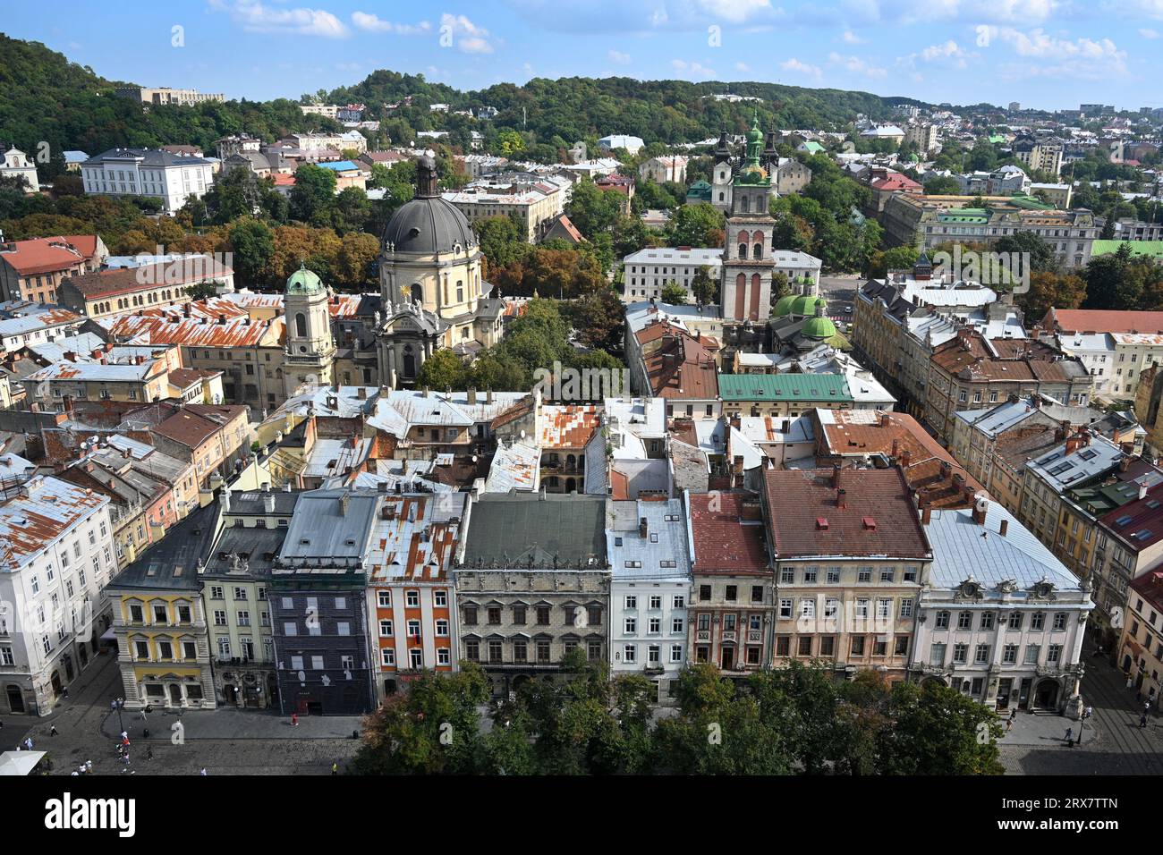 Dominikanische Kirche, heute griechisch-katholische Kirche der Heiligen Eucharistie (L) und Korniakta Glockenturm der Himmelfahrt Kirche (R) in der Stadt Lemberg, Ukraine. Stockfoto