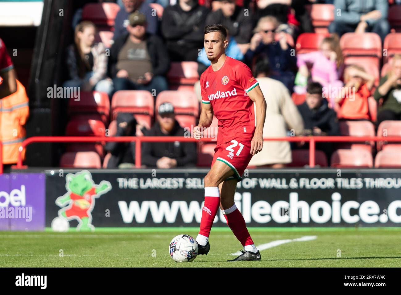 Taylor Allen aus Walsall während des Spiels der Sky Bet League 2 zwischen Walsall und AFC Wimbledon im Banks's Stadium, Walsall am Samstag, den 23. September 2023. (Foto: Gustavo Pantano | MI News) Credit: MI News & Sport /Alamy Live News Stockfoto