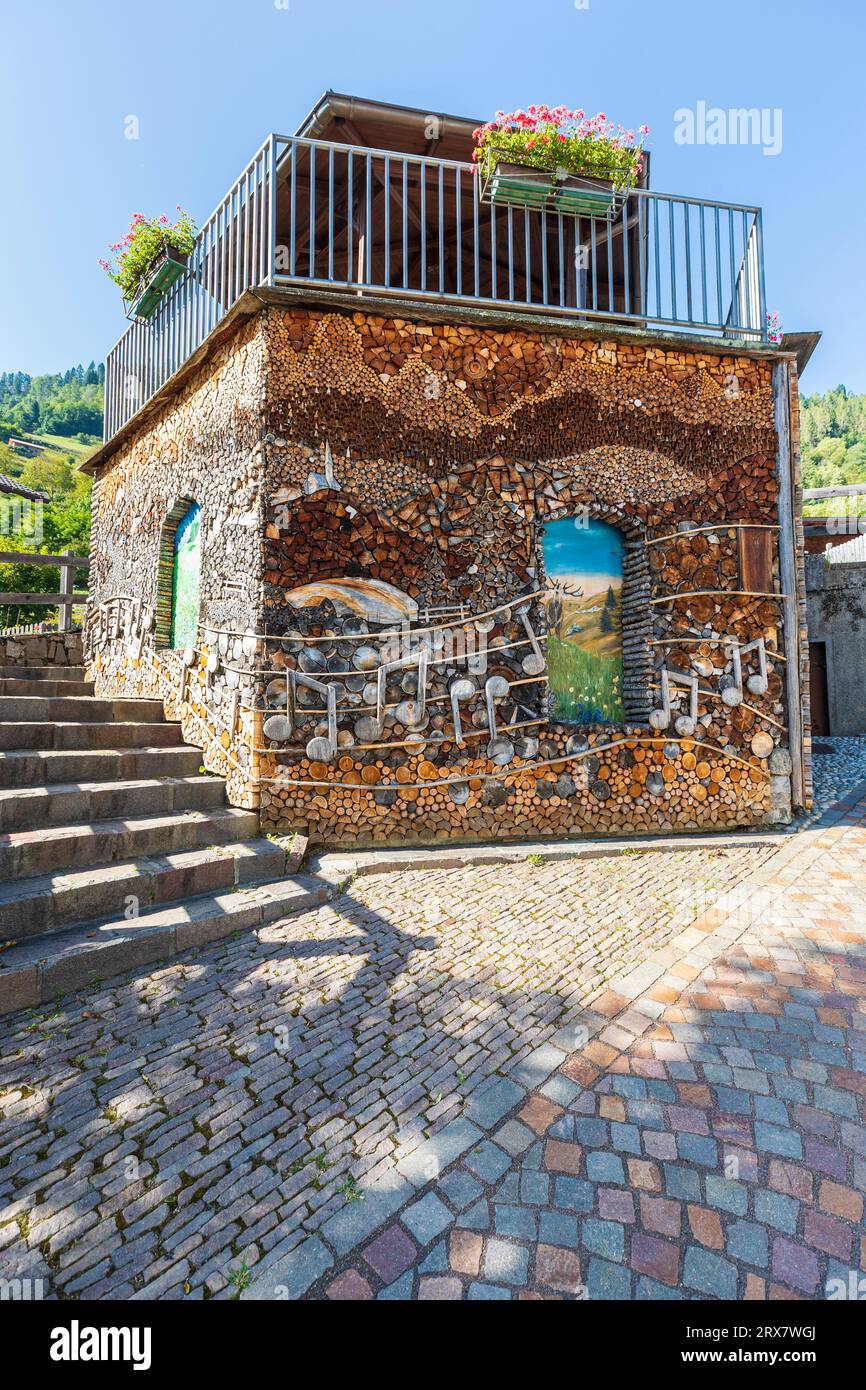 Italien Trentino Mezzano - Holzstapel - Associazione La Stua - 'der bezaubernde Berg' (2011) Stockfoto