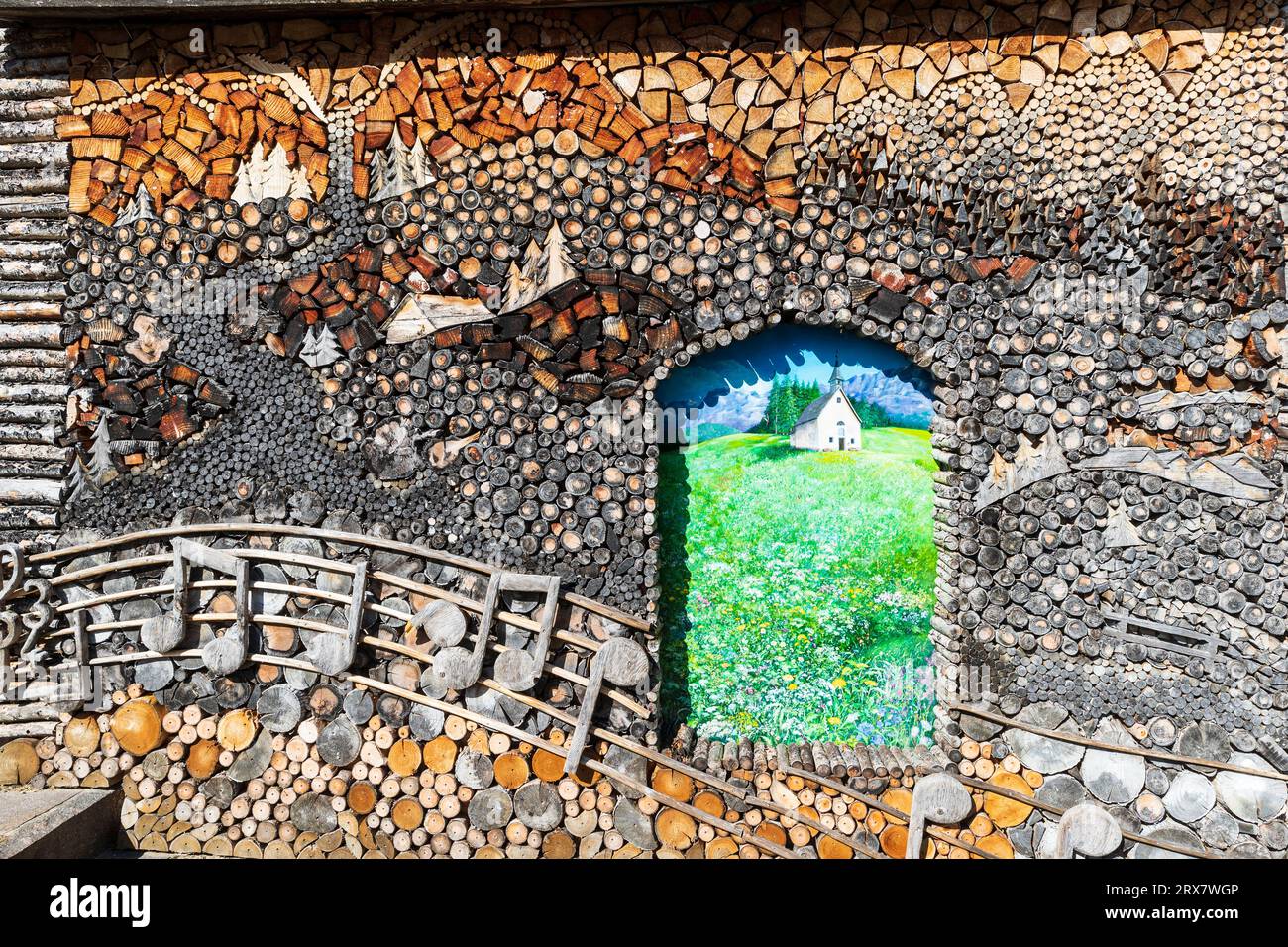 Italien Trentino Mezzano - Holzstapel - Associazione La Stua - 'der bezaubernde Berg' (2011) Stockfoto