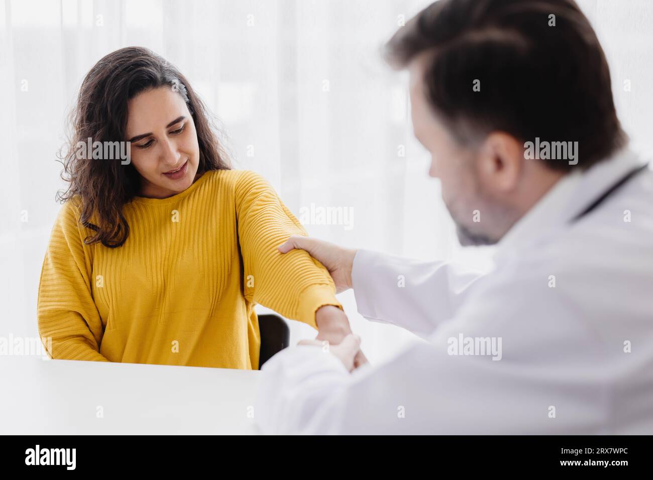 Leitende professionelle Physiotherapeutin Arztprüfung Patientin Arm Schulterschmerz Physiotherapeutin Stockfoto