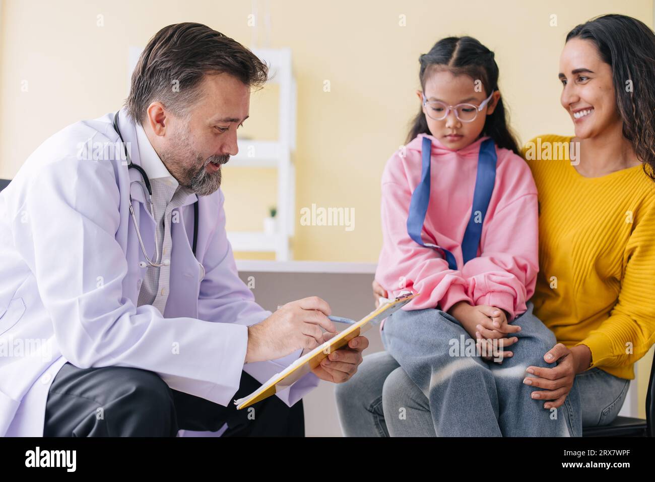 Mutter mit Tochter trifft Kinderärztin in der Klinik für Gesundheitscheck und spricht über psychische Probleme. Stockfoto