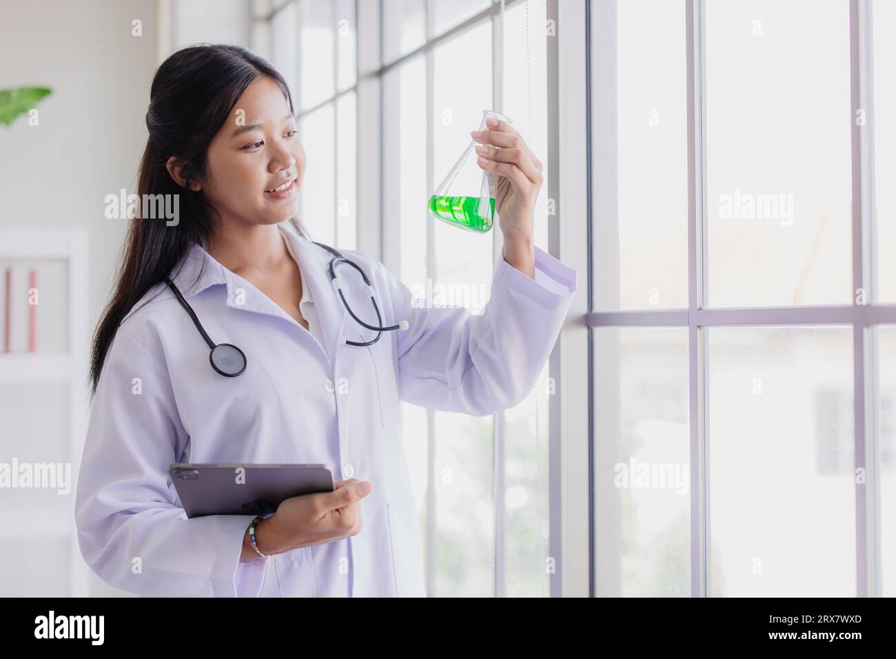 Student Teen Rolle spielen als Arzt Wissenschaftler mit Stethoskop Forschung neue chemische Medizin Formel Happy Smile Stockfoto
