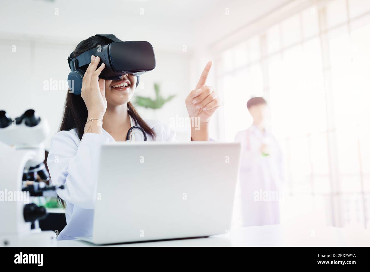 Schüler mit VR-Brille Headset-Technologie für visuelle Lerninhalte in der modernen Schule Stockfoto