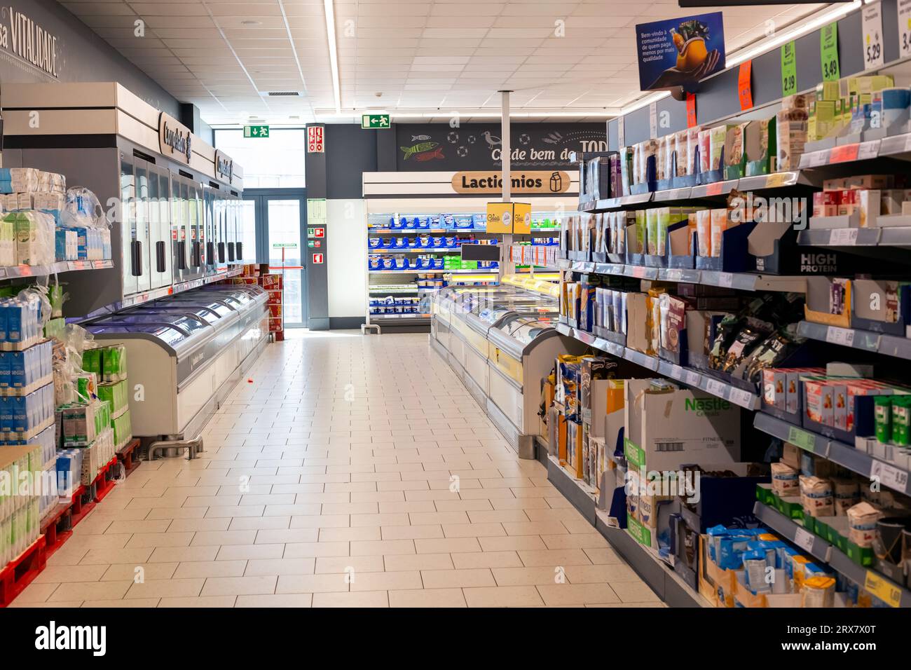 Tiefkühlkost- und Küchenschrankbereich im Lidl Supermarkt Express Store in Leixoes im Stadtzentrum. Moderner Supermarkt. Milchprodukte. Stockfoto