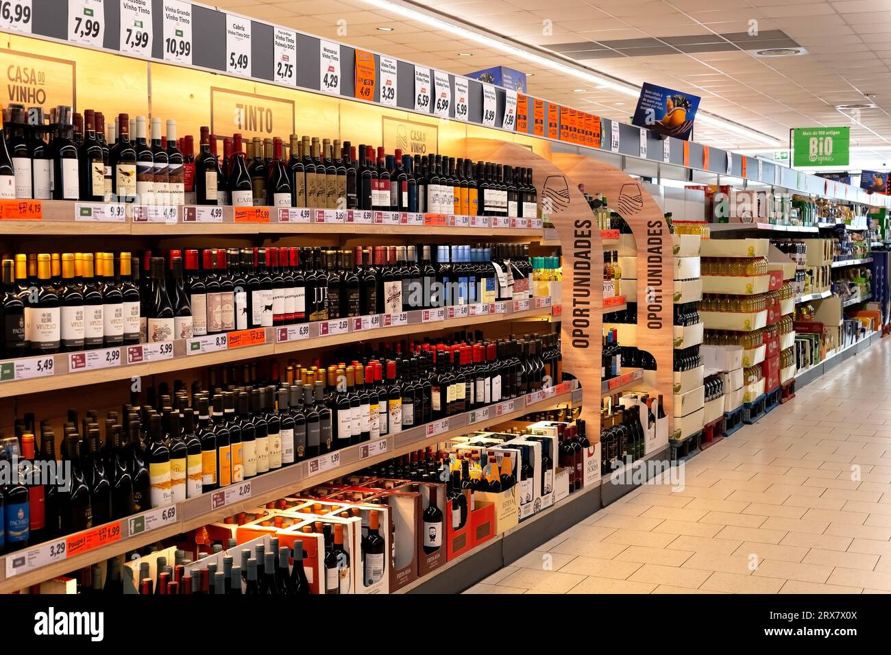 Weinbereich im Lidl Supermarkt Express Store in Leixoes im Stadtzentrum. Moderner Supermarkt. Wein, Spirituosen, Alkoholische Getränke. Stockfoto