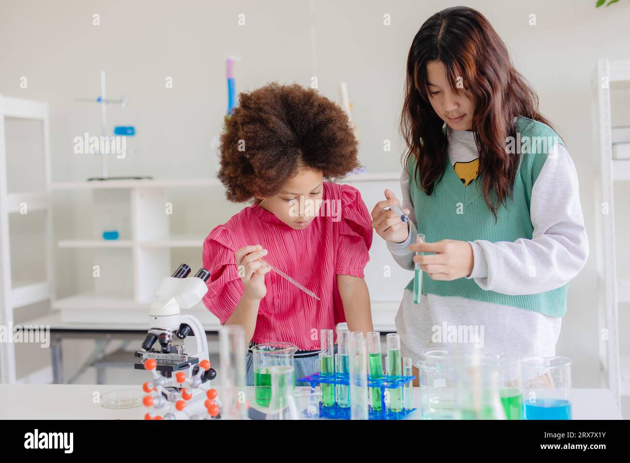 Afro Black Kid Diversity Kinder, die im Chemielabor spielen, um in der Schule mit Freunden zu lernen Stockfoto