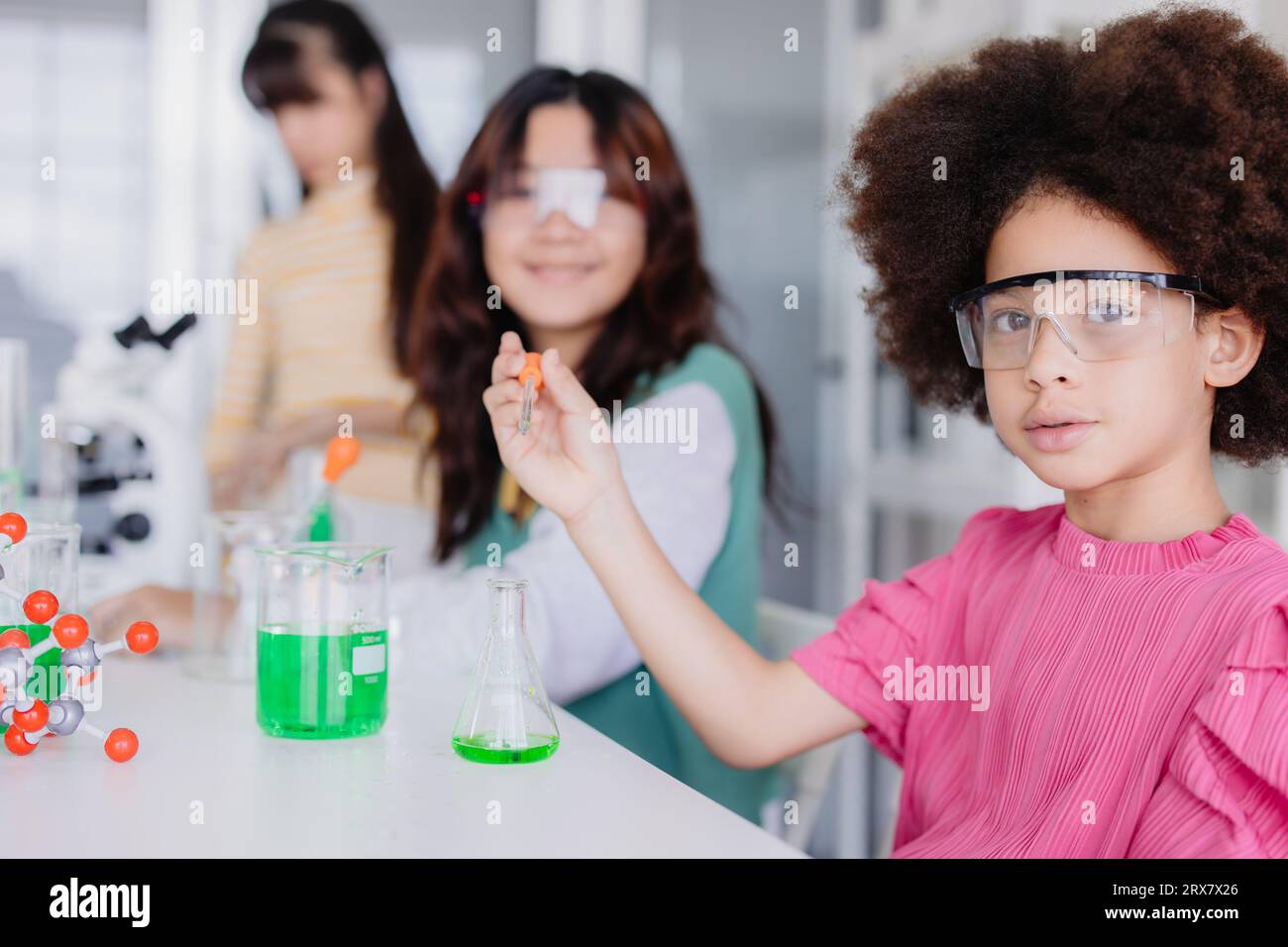 Afro Black Kid Diversity Kinder, die im Chemielabor spielen, um in der Schule mit Freunden zu lernen Stockfoto